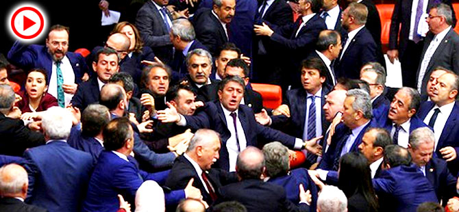 Meclis’te yumruk yumruğa kavga