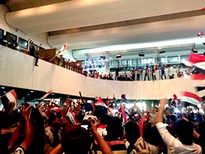 Sadr yanlıları Irak Parlamentosu'nu bastı