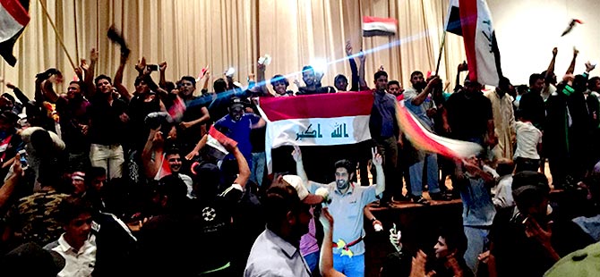 Sadr yanlıları Irak Parlamentosu'nu bastı