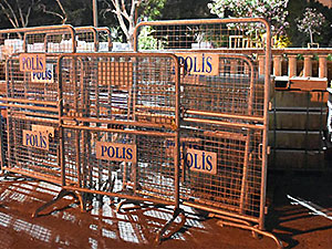Gezi Parkı'na polis bariyerleri getirildi