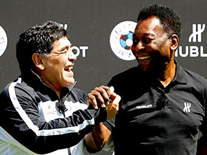 Maradona ve Pele, Paris’teki gösteri maçında buluştu