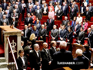 Fransız meclisinden hayatını kaybedenler için saygı duruşu