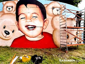 Alan Kurdi'nin duvar resmi artık gülümsüyor!