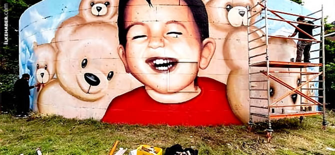 Alan Kurdi'nin duvar resmi artık gülümsüyor!