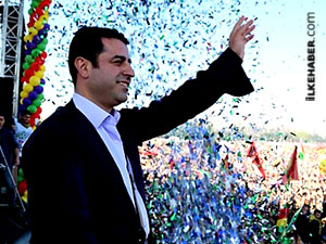 Demirtaş: Tarihi bir süreçteyiz ve iki yol var