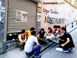 Özgür Gündem'in kapısı önünde haber toplantısı