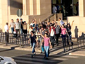 Gözaltına alınan 22 gazeteci serbest bırakıldı