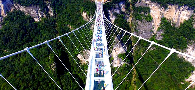 Dünyanın en yüksek cam köprüsü iki haftada kapandı