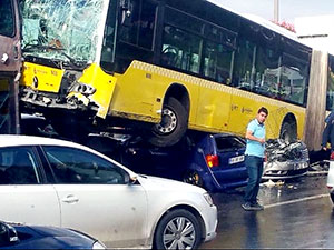 Acıbadem'de metrobüs yoldan çıktı: 11 yaralı