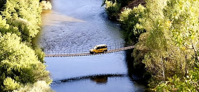 Dersim'de ahşap köprüden otomobille geçiyorlar