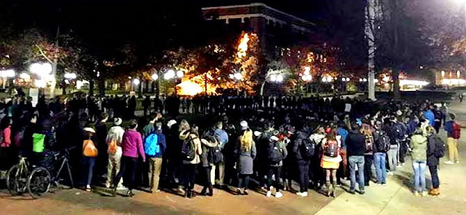 Müslüman öğrenciler için etten duvar ördüler