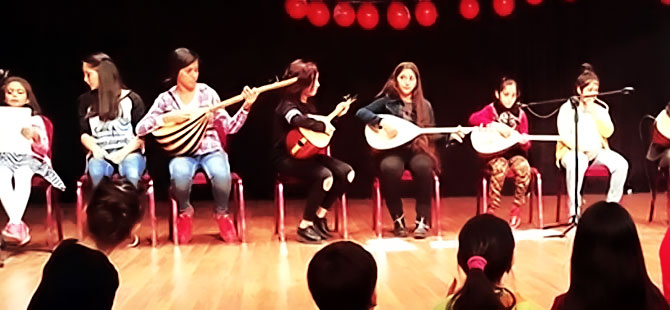 Çocuklar Kürtçe söyleyince ses kesildi