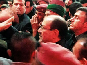 Şiiler, Nuri Maliki'yi taşladı