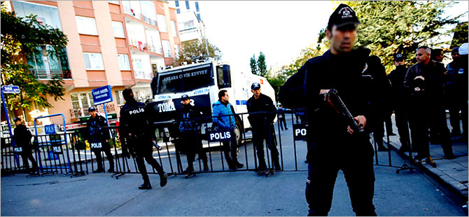 Yüksekova, Şemdinli ve Çukurca'da belediyelere operasyon