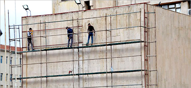Diyarbakır Belediyesi'nin tabelası söküldü