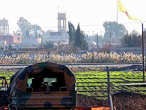 PYD'den Akçakale sınırına YPG bayrağı