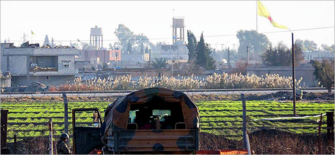 PYD'den Akçakale sınırına YPG bayrağı