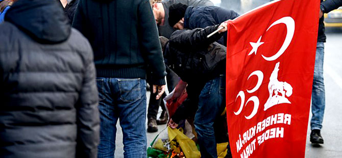 Şişli'de HDP bayraklarını yaktılar