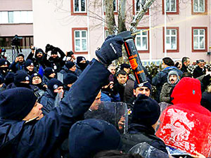 Meclis önünde polis müdahalesi