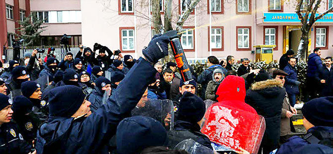 Meclis önünde polis müdahalesi