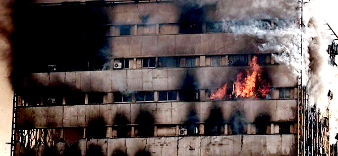 İran'da tarihi bina çöktü: 30 itfaiyeci yaşamını yitirdi