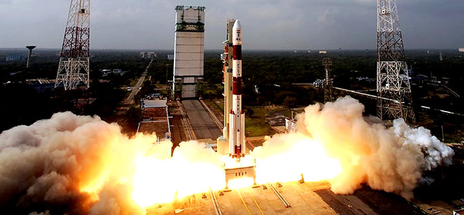 Hindistan tek roketle uzaya 104 uydu gönderdi