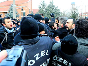 İhraç edilen akademisyenlere polis engeli