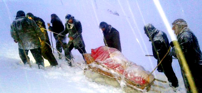 Yüksekova'da kızaklı hasta kurtarma operasyonu