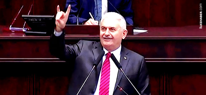 Yıldırım, MHP'yi bozkurt işaretiyle selamladı