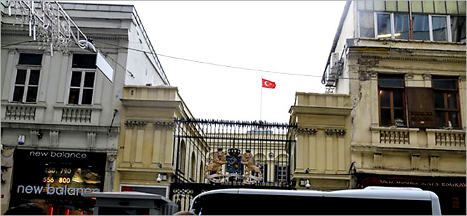 Yıldırım: Bayrağın indirilmesi olayı provokasyon