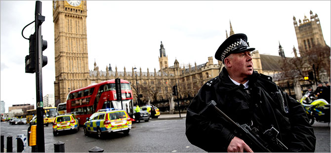 İngiltere Parlamentosu önünde saldırı: Dört ölü