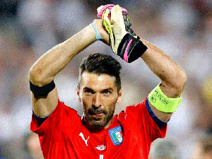 İtalyan kaleci Buffon tarihe geçti