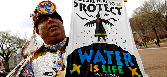 Trump, tartışmalı boru hattı projesini imzaladı