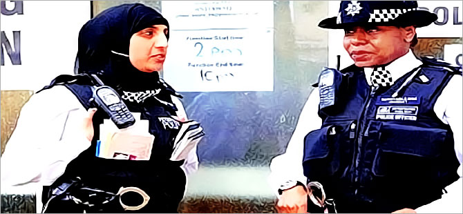 İskoçya'da kadın polislere başörtüsü izni