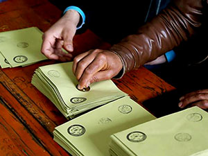 Referandumda oy verme işlemi başladı