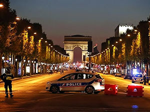Paris'in merkezinde polise saldırı