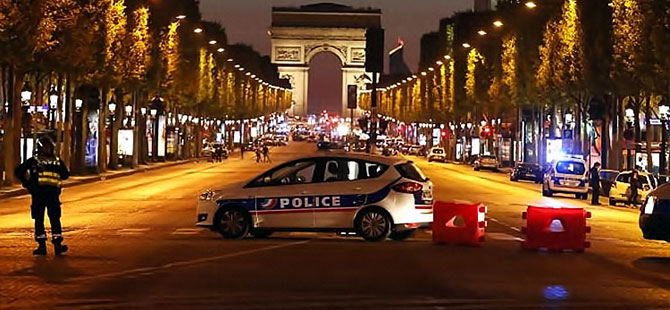 Paris'in merkezinde polise saldırı