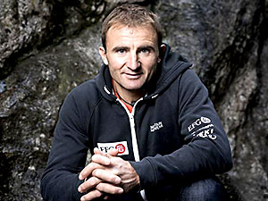 Everest’te rekor deneyen dağcı hayatını kaybetti