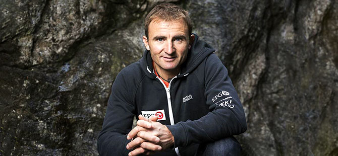 Everest’te rekor deneyen dağcı hayatını kaybetti