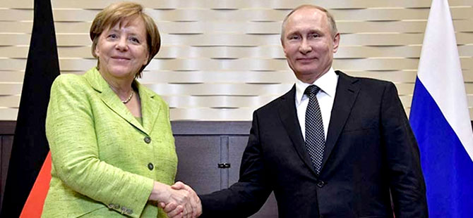 Merkel 2 yıl sonra Rusya'da Putin'le bir araya geldi