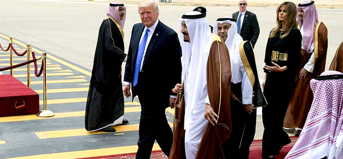 Trump'tan ilk ziyaret Suudi Arabistan’a: Kral Selman kapıda karşıladı