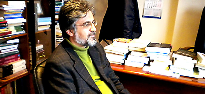 Yeni Şafak yazarı Akif Emre hayatını kaybetti