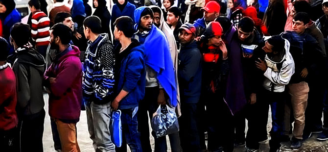 Yunan polisi göçmen kampını boşaltıyor