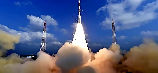 Hindistan uzaya 'Canavar' gönderdi