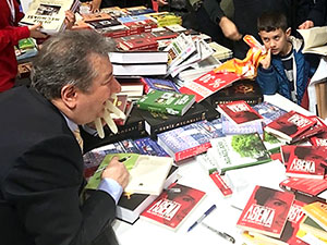 İstanbul Kitap Fuarı'nda 'Akşener' saldırısı