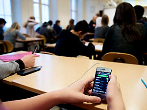 Fransa okullarda cep telefonlarını yasaklıyor