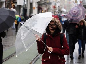 İBB: 108 çatı uçtu, 128 ağaç devrildi, 3 istinat duvarı çöktü