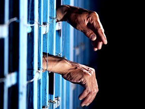 En az 3 bin mahkum ve tutuklu tek kişilik hücrede