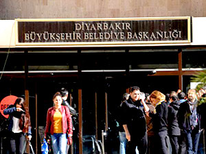 Diyarbakır Büyükşehir'de 57 kişi  işten çıkarıldı