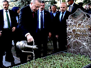 Erdoğan Alparslan Türkeş’in mezarını ziyaret etti